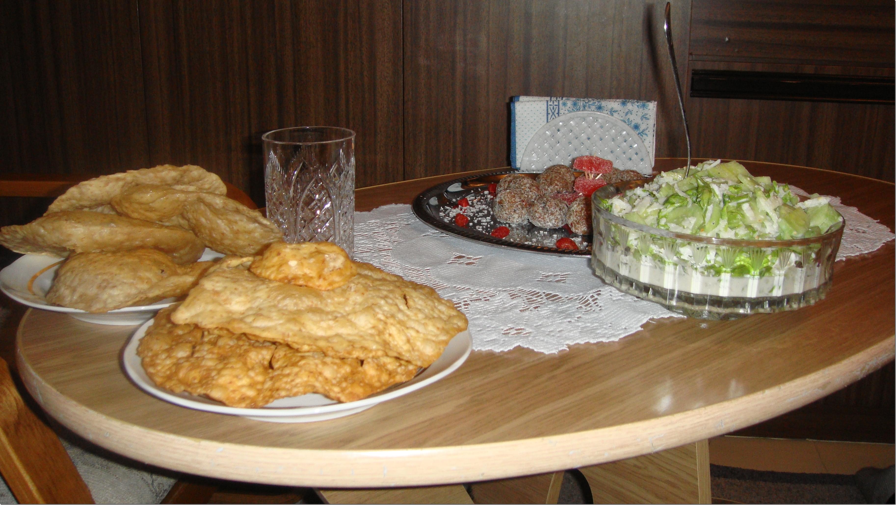 Лепёшки, салат и десерт