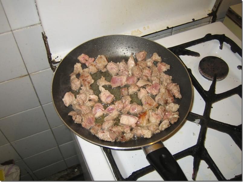 Мясо жарится