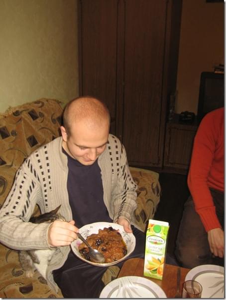 Князь накладывает мясо с черносливом